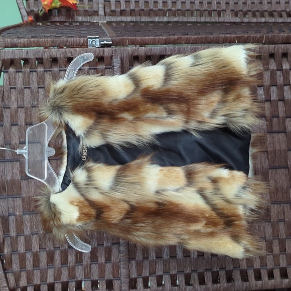 ECU: Like New Girls Faux Fur Vest - Picture 1 of 12